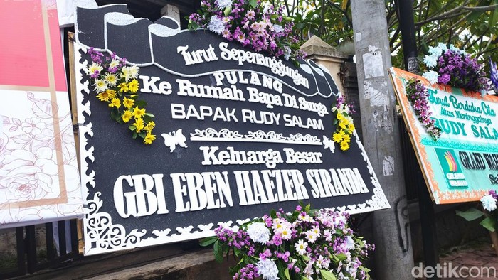Karangan bunga duka cita di Salatiga, Sabtu (19/11/2022)