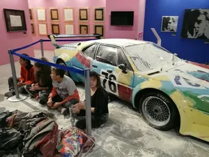 Duh... 4 Aktivis di Milan Rusak Mobil BMW 1979 yang Dicat Andy Warhol