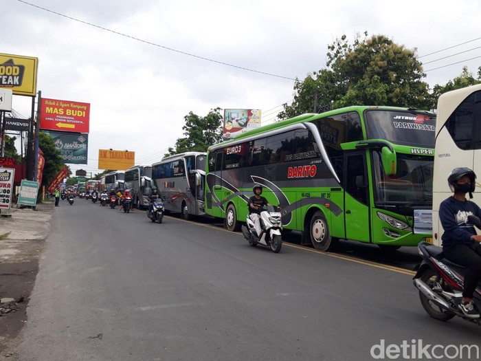 Kemacetan di Jalan Adi Sucipto Solo-Colomadu. Kendaraan dari arah Solo didominasi bus penggembira Muktamar Muhammadiyah, Sabtu (19/11/2022) pukul 15.00 WIB.