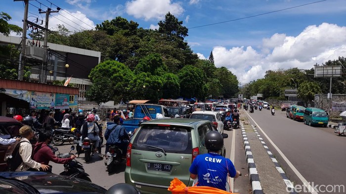 Kemacetan di Jalan Raya Jatinangor, Sumedang.