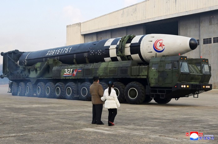 Kim Jong-Un membawa istri dan anak perempuannya untuk menonton uji coba rudal antarbenua. Ini merupakan momen perdana putri Kim Jong-Un muncul di depan publik.