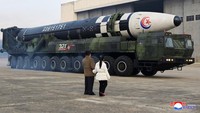 Kim Jong-Un melihat persiapan peluncuran rudal balistik antarbenua. KCNA via Reuters.