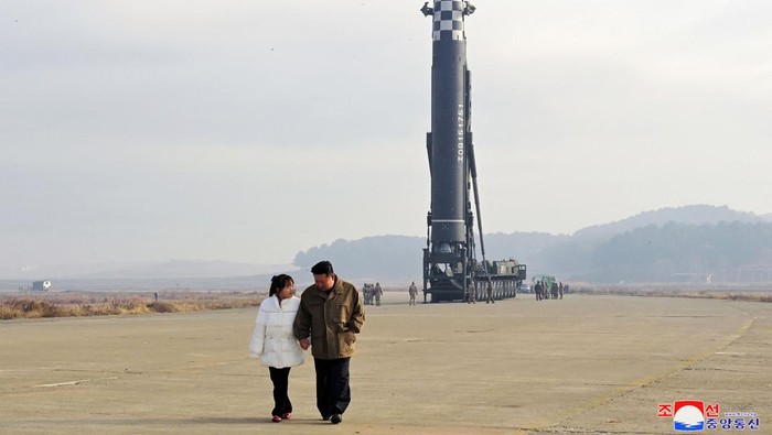 Kim Jong-Un Ajak Putrinya Nonton Peluncuran Rudal Antarbenua Kim Jong-Un membawa istri dan anak perempuannya untuk menonton uji coba rudal antarbenua. Ini merupakan momen perdana putri Kim Jong-Un muncul di depan publik.