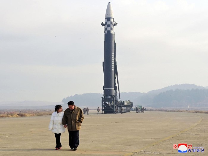 Kim Jong-Un membawa istri dan anak perempuannya untuk menonton uji coba rudal antarbenua. Ini merupakan momen perdana putri Kim Jong-Un muncul di depan publik.