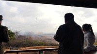 Kim Jong-Un dan putrinya melihat langsung peluncuran rudal balistik antarbenua. 