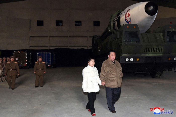 Kim Jong-Un Ajak Putrinya Nonton Peluncuran Rudal Antarbenua Kim Jong-Un membawa istri dan anak perempuannya untuk menonton uji coba rudal antarbenua. Ini merupakan momen perdana putri Kim Jong-Un muncul di depan publik.