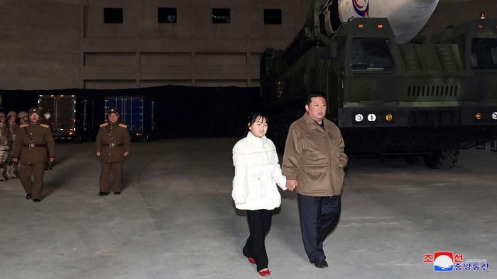 Kim Jong-Un membawa istri dan anak perempuannya untuk menonton uji coba rudal antarbenua. Ini merupakan momen perdana putri Kim Jong-Un muncul di depan publik.