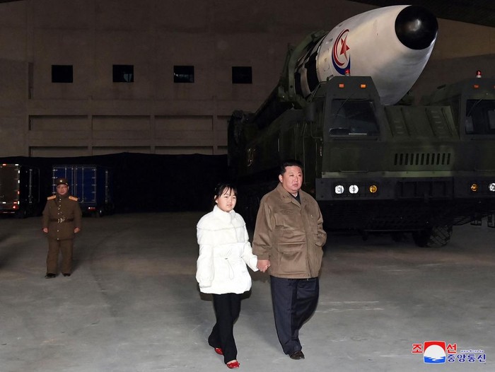 Kim Jong-Un Ajak Putrinya Nonton Peluncuran Rudal Antarbenua Kim Jong-Un membawa istri dan anak perempuannya untuk menonton uji coba rudal antarbenua. Ini merupakan momen perdana putri Kim Jong-Un muncul di depan publik.