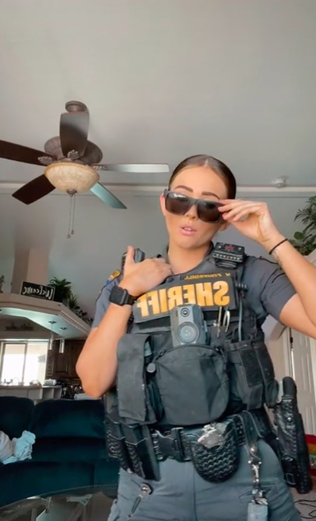 Kenalan dengan polwan cantik dan seksi bernama Kimberly Coverdill ini. Punya penampilan glamour membuat netizen tidak percaya dirinya adalah polisi sungguhan.Foto: dok. TikTok