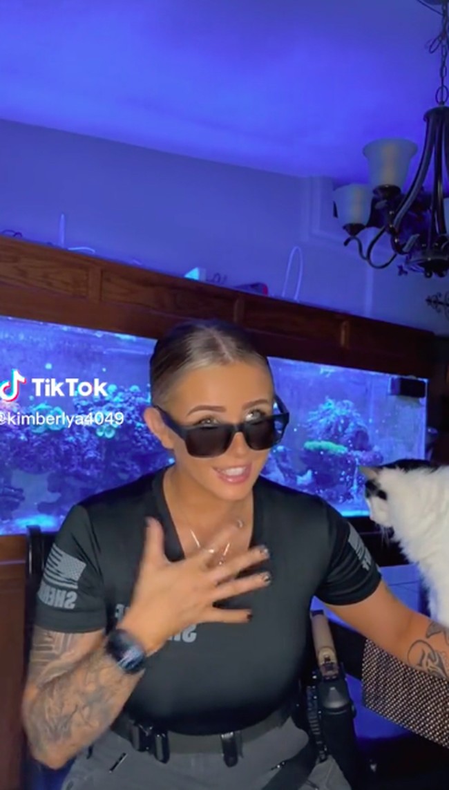 Penampilan lain Kimberly yang tampil gahar, lengkap dengan senjata yang ada di kantongnya. Foto: dok. TikTok