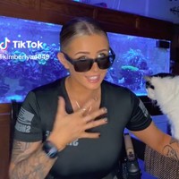 Penampilan lain Kimberly yang tampil gahar, lengkap dengan senjata yang ada di kantongnya. Foto: dok. TikTok