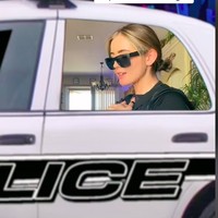 Dalam salah satu video yang viral hingga ditonton lebih dari empat juta kali, salah satu netizen mengkritik penampilannya yang terlalu cantik sebagai polisi. “Kamu bukan polisi sebenarnya,” tulis netizen. Foto: dok. TikTok