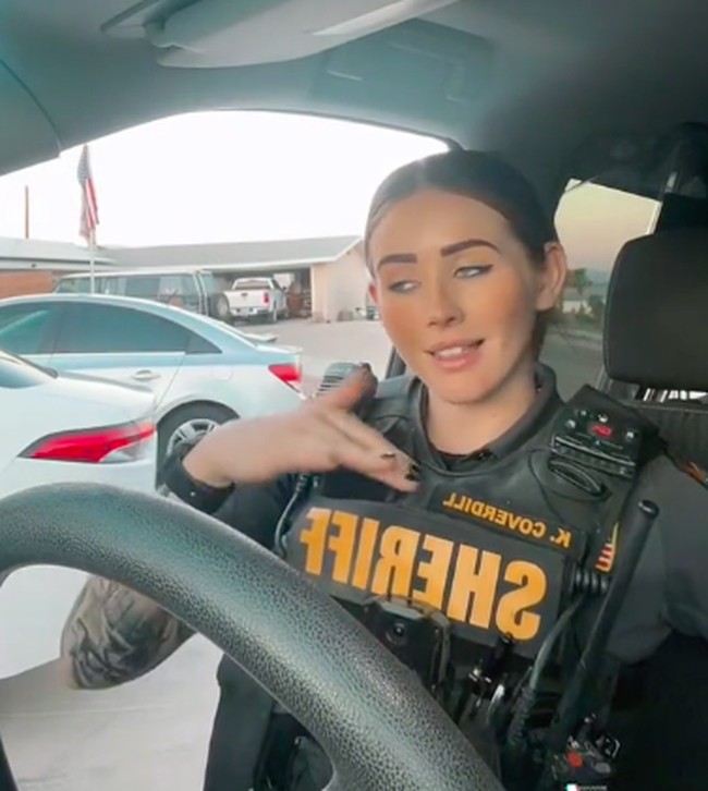 Inilah penampilannya menggunakan seragam polisi. Dua tampil mengenakan rompi bertuliskan Sheriff. Foto: dok. TikTok