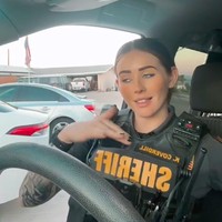 Inilah penampilannya menggunakan seragam polisi. Dua tampil mengenakan rompi bertuliskan Sheriff. Foto: dok. TikTok