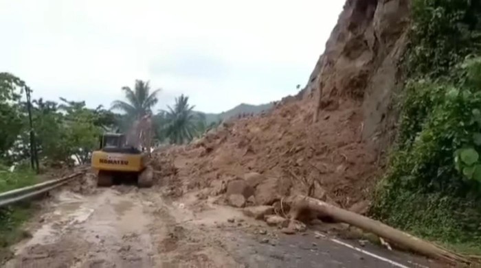 Lalin Jalan Trans Sulawesi di Majene masih lumpuh total diterjang longsor.
