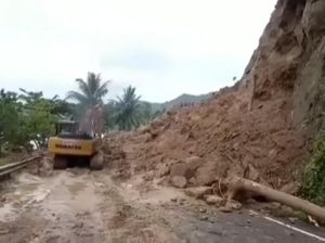 Lalin Jalan Trans Sulawesi di Majene Masih Lumpuh Total gegara Longsor