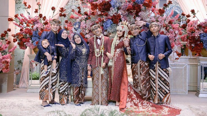 Lesti Kejora dan Rizky Billar dipernikahan Beni Mulyana.