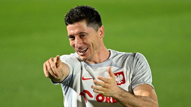 Poland's forward Robert Lewandowski reacts during a training session at the Al Kharaitiyat SC in Doha on November 18, 2022, ahead of the Qatar 2022 World Cup football tournament. (Photo by ANDREJ ISAKOVIC / AFP) (Photo by ANDREJ ISAKOVIC/AFP via Getty Images)