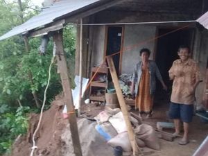 Nyaris! Rumah Warga Wonogiri Menggantung gegara Tebing Longsor