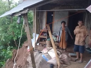 Nyaris! Rumah Warga Wonogiri Menggantung gegara Tebing Longsor