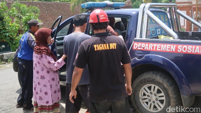 Warga Blembem, Gunungkidul diungsikan usai bencana tanah longsor.