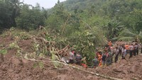Tim SAR gabungan terus mencari korban yang tertimbun tanah longsor di Pedukuhan Blembem RT 1 RW 8, Kalurahan Candirejo, Kapanewon Semin, Kabupaten Gunungkidul, DIY, Sabtu (19/11/2022).