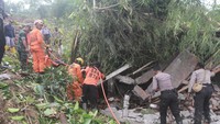 Longsor tersebut disebabkan karena hujan deras yang mengguyur daerah tersebut pada Jumat (18/11/2022).