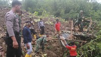 Peristiwa ini mengakibatkan dua orang tertimbun tanah dan material bangunan. Kedua korban tersebut bernama Karso (95) dan Karni (54) yang merupakan ibu dan anak.