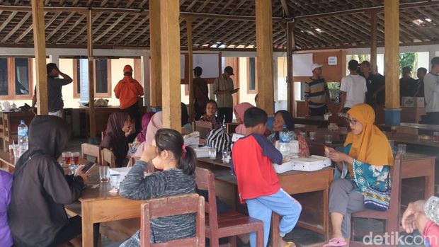 Beberapa pengungsi tampak sedang duduk di Balai Kalurahan Candirejo, Kapanewon Semin, Kabupaten Gunungkidul.