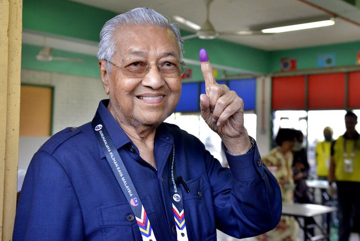 Pemilu Malaysia telah dimulai secara resmi hari ini. Mantan PM Mahathir Mohamad dan pemimpin oposisi Malaysia Anwar Ibrahim telah memberikan hak suaranya.