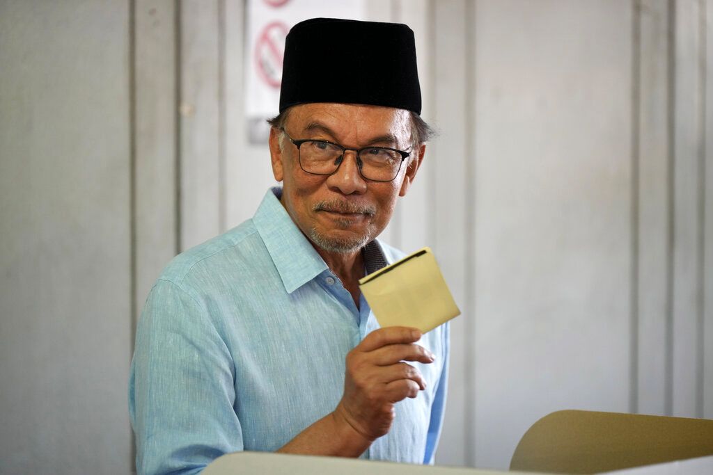 Pemilu Malaysia telah dimulai secara resmi hari ini. Mantan PM Mahathir Mohamad dan pemimpin oposisi Malaysia Anwar Ibrahim telah memberikan hak suaranya.