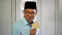 Pemimpin oposisi Malaysia Anwar Ibrahim juga telah memberikan hak suaranya untuk Pemilu Malaysia, Sabtu (19/11/2022). AP Photo/Vincent Thian.