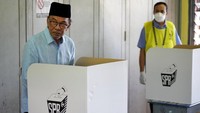 Anwar Ibrahim memberikan hak suaranya di TPS kawasan Penang, Malaysia. AP Photo/Vincent Thian.