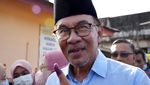 Momen Mahathir dan Anwar Ibrahim Berikan Suara di Pemilu Malaysia