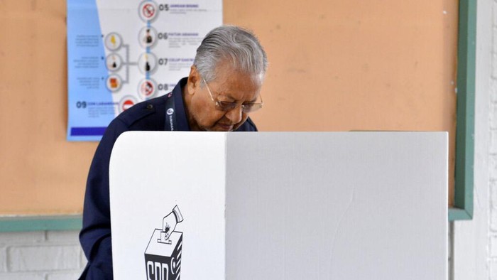 Mahathir dan Anwar Ibrahim Berikan Suara di Pemilu Malaysia Pemilu Malaysia telah dimulai secara resmi hari ini. Mantan PM Mahathir Mohamad dan pemimpin oposisi Malaysia Anwar Ibrahim telah memberikan hak suaranya.
