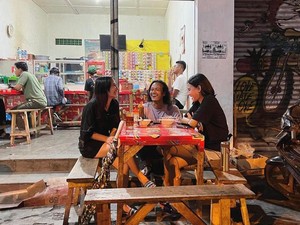 Makan Mie Instan di Warmindo, Prilly Latuconsina Pakai Sandal Rp 11 Juta!