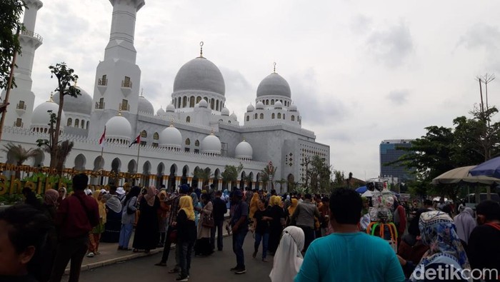 Masjid Sheikh Zayed Solo ramai dikunjungi penggembira Muktamar Muhammadiyah Solo, Sabtu (19/11/2022)