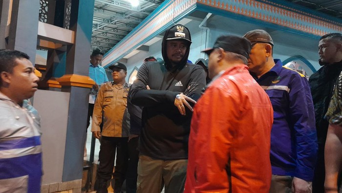 Wali Kota Medan Bobby Nasution saat di sekitar lokasi banjir (Nizar Aldi/detikSumut)