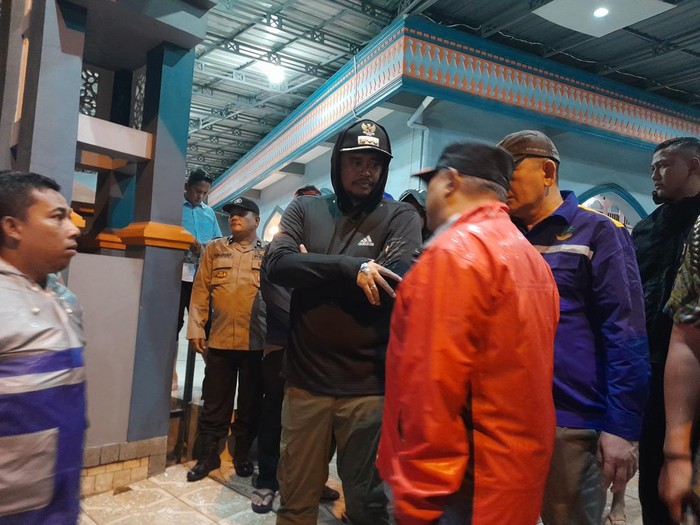Wali Kota Medan Bobby Nasution saat di sekitar lokasi banjir (Nizar Aldi/detikSumut)
