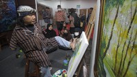 Pelukis penyandang disabilitas Sadikin Pard membuat karya lukisan di salah satu stan saat pembukaan Pasar Seni Lukis Indonesia (PSLI). Pameran ini diikuti oleh 220 pelukis dari berbagai wilayah di Indonesia.