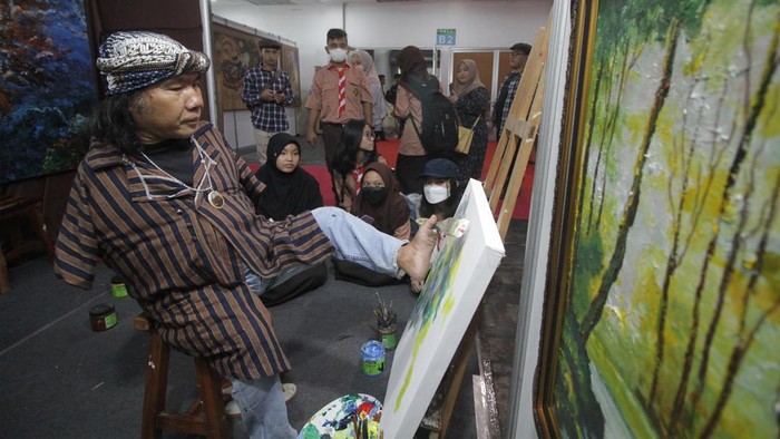 Melihat Pameran Lukisan Karya Penyandang Disabilitas di Surabaya Pengunjung melihat karya lukisan di sejumlah stan saat pembukaan Pasar Seni Lukis Indonesia (PSLI) yang ke-13 di JX International, Surabaya, Jawa Timur, Jumat (18/11/2022). PSLI yang berlangsung hingga 27 November 2022 tersebut diikuti 220 pelukis dari berbagai wilayah di Indonesia dengan sekitar 3.000 karya lukisan sebagai ajang pertemuan para pelukis, kolektor, dan masyarakat pecinta seni lukis. ANTARA FOTO/Moch Asim/tom.