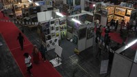 Pengunjung melihat karya lukisan di sejumlah stan saat pembukaan Pasar Seni Lukis Indonesia (PSLI) yang ke-13 di JX International, Surabaya, Jawa Timur, Jumat (18/11/2022). Pemeran seni lukis ini berlangsung hingga 27 November 2022.