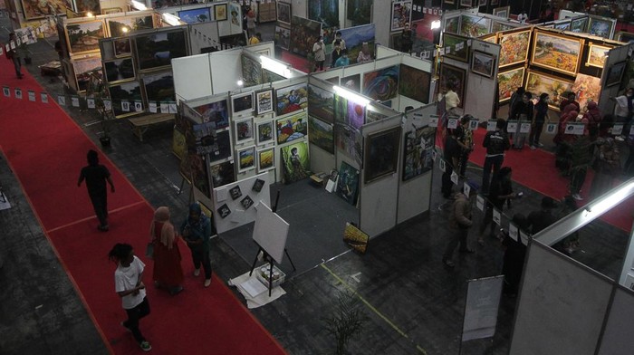 Melihat Pameran Lukisan Karya Penyandang Disabilitas di Surabaya Pengunjung melihat karya lukisan di sejumlah stan saat pembukaan Pasar Seni Lukis Indonesia (PSLI) yang ke-13 di JX International, Surabaya, Jawa Timur, Jumat (18/11/2022). PSLI yang berlangsung hingga 27 November 2022 tersebut diikuti 220 pelukis dari berbagai wilayah di Indonesia dengan sekitar 3.000 karya lukisan sebagai ajang pertemuan para pelukis, kolektor, dan masyarakat pecinta seni lukis. ANTARA FOTO/Moch Asim/tom.