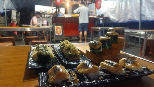Menu Gerobak Sushi di Pertokoan Sudirman, Denpasar, Bali, Sabtu (19/11/2022) malam.