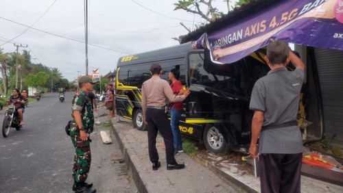 Minibus hitam yang mengangkut sepuluh wisatawan menabrak bangunan rumah warga di jalan jurusan Tanah Lot, Banjar Batugaing Kelod, Desa Beraban, Kecamatan Kediri, Tabanan, Bali, Sabtu (19/11/2022) sore.