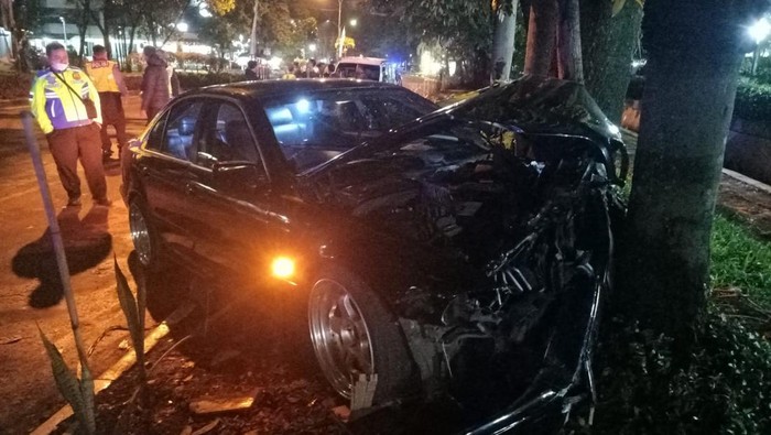 Mobil Mahasiswi Tabrak Pikap di Bandung