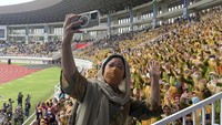 Puan Maharani menyapa lautan peserta Muktamar 48 Muhammadiyah Aisyiyah di tribun Stadion Manahan, Solo, Jawa Tengah.