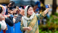 Menggunakan ponsel warga, Ketua DPR RI Puan Maharani berswafoto bersama kala meninjau Masjid Sheikh Zayed yang baru diresmikan di Solo, Jawa Tengah. 