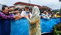 Puan Maharani dan warga Solo yang padati area depan Masjid Sheikh Zayed yang baru diresmikan di Solo, Jawa Tengah. 