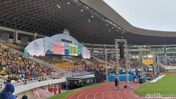 Suasana dalam Stadion Manahan Solo saat pembuka Muktamar ke-48 Muhammadiyah Aisyiyah, Sabtu (19/11/2022).